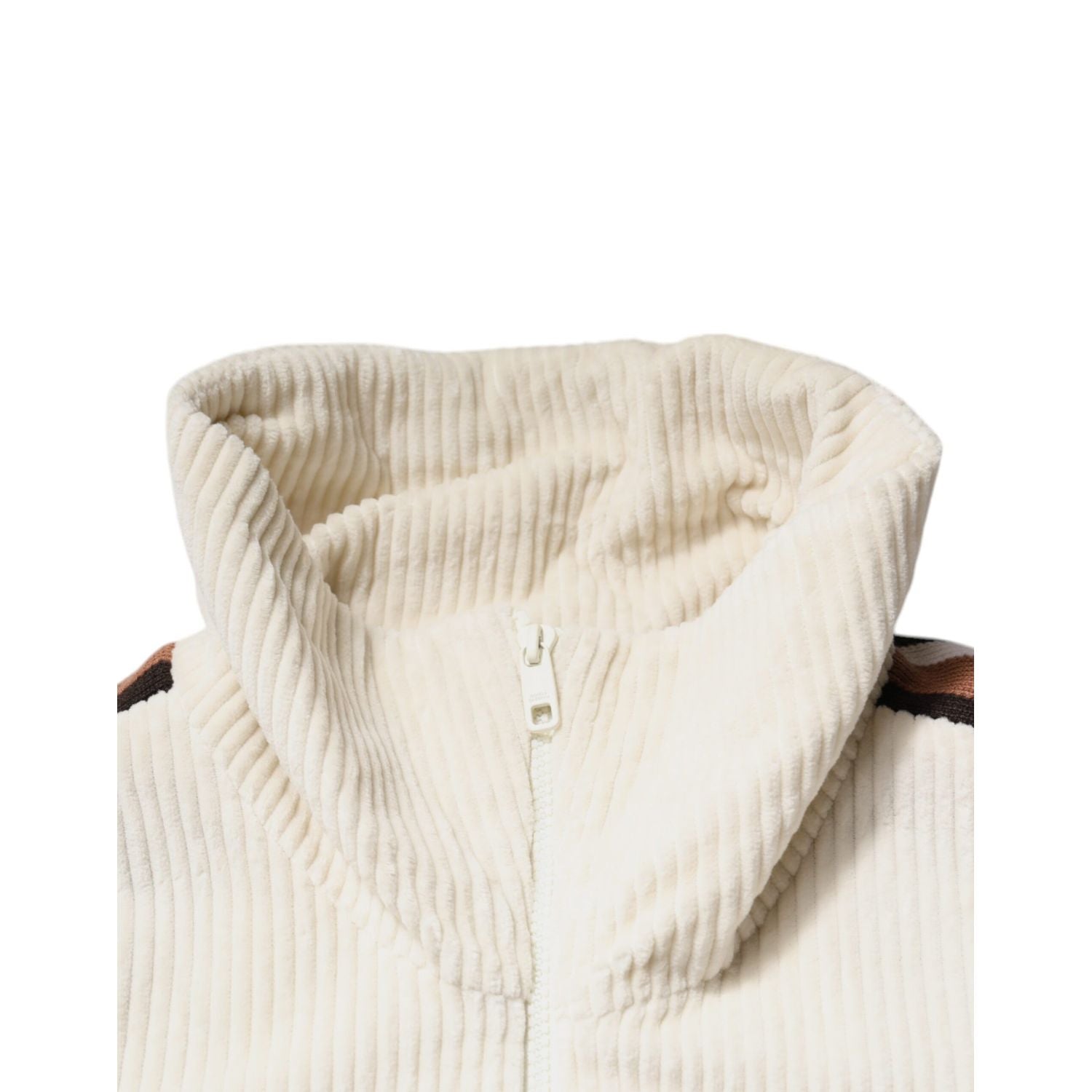Front view with bag zipped and handles upright.