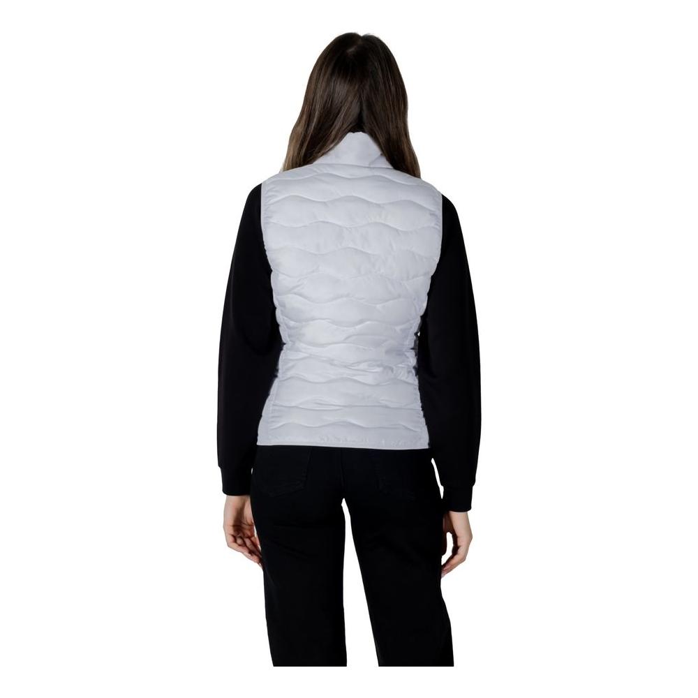 Front view with bag zipped and handles upright.