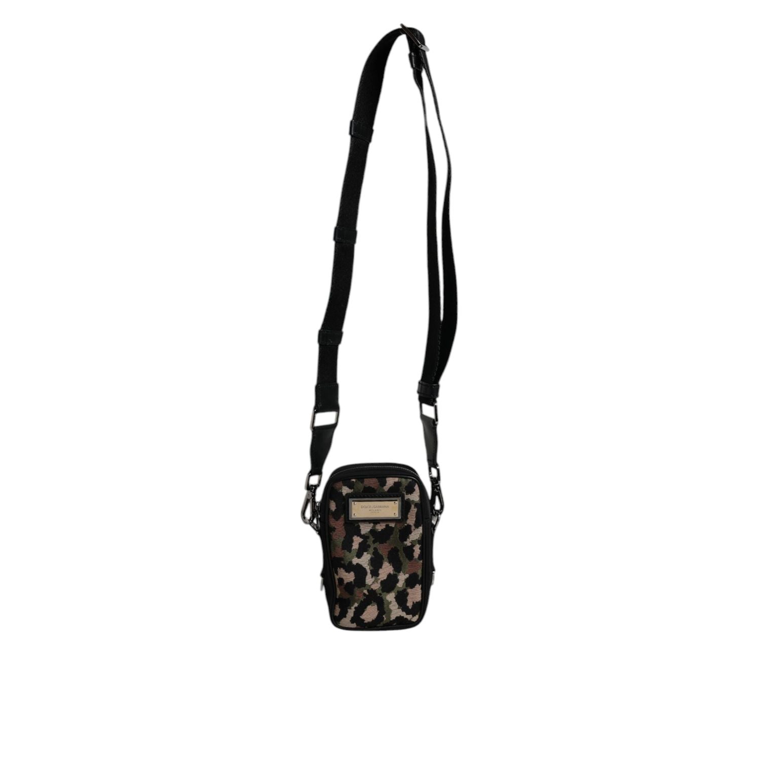 Front view with bag zipped and handles upright.