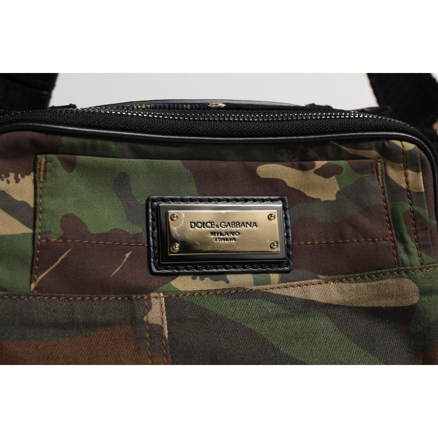 Front view with bag zipped and handles upright.