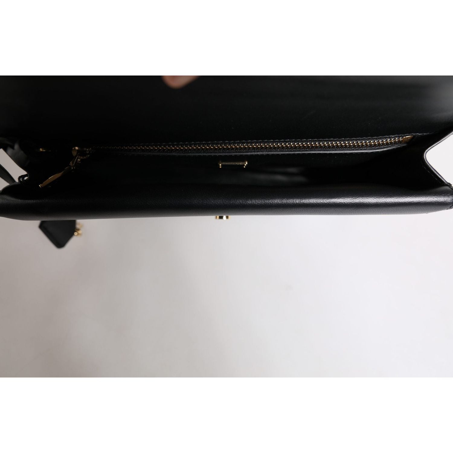 Front view with bag zipped and handles upright.