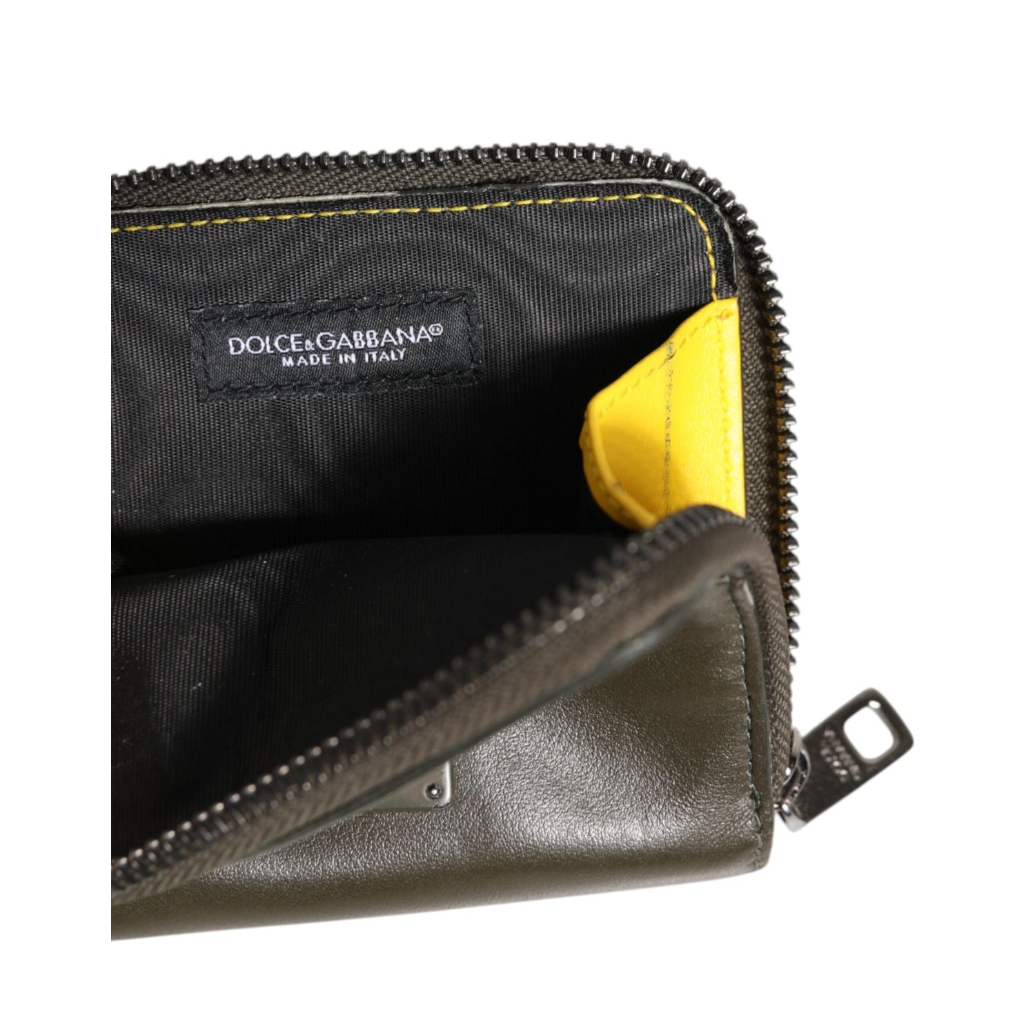 Front view with bag zipped and handles upright.