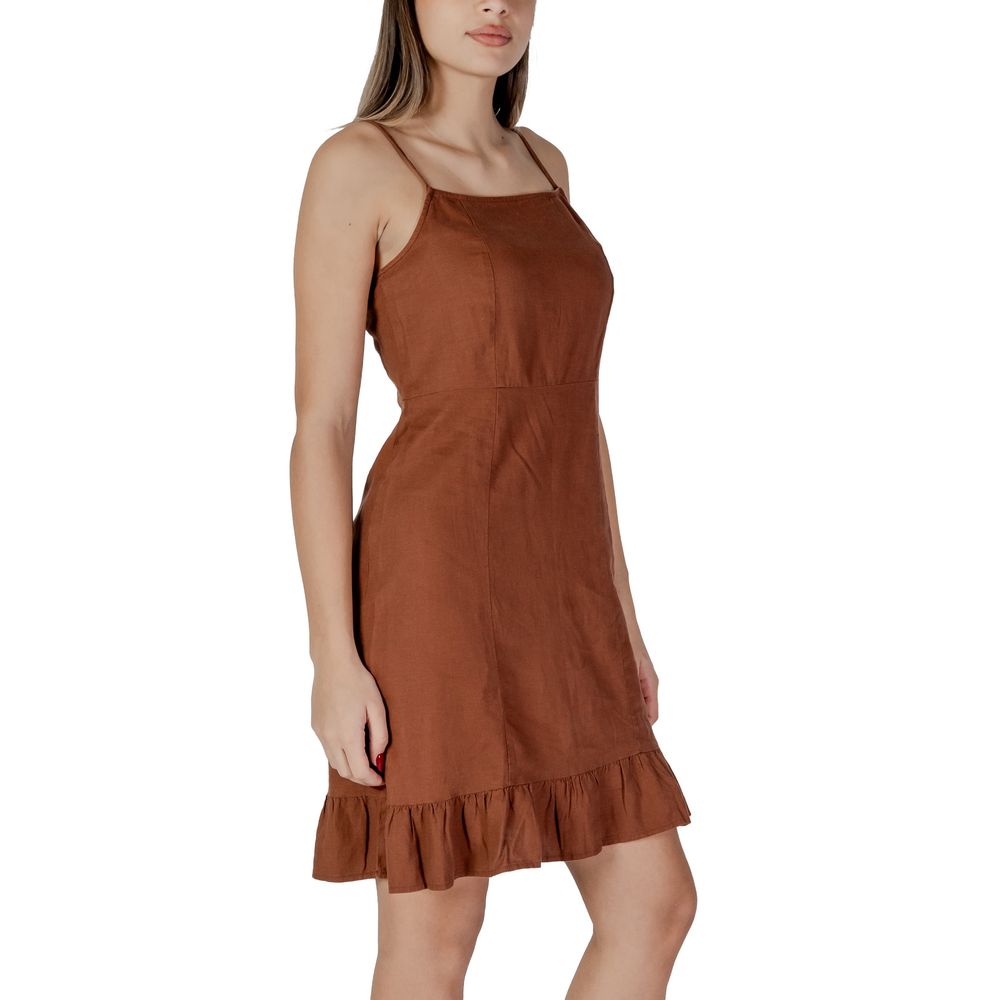 Woman wearing B.Young Brown Linen Midi dress, Spring/Summer collection, composed of 52% linen and 48% viscose.