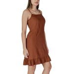 Woman wearing B.Young Brown Linen Midi dress, Spring/Summer collection, composed of 52% linen and 48% viscose.