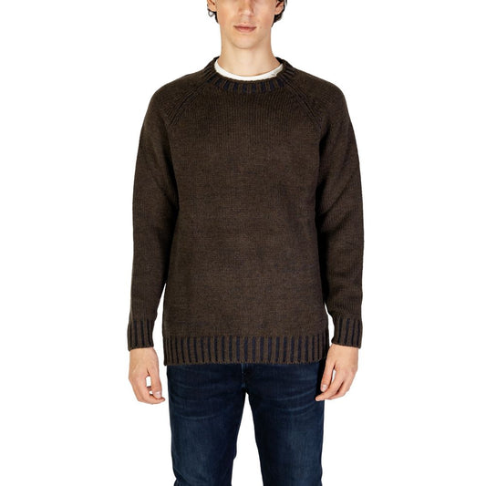 Man wearing Hydra Clothing Brown Marabou Sweater, men's knitwear for fall/winter collection, composed of acrylic, cotton, wool, nylon.