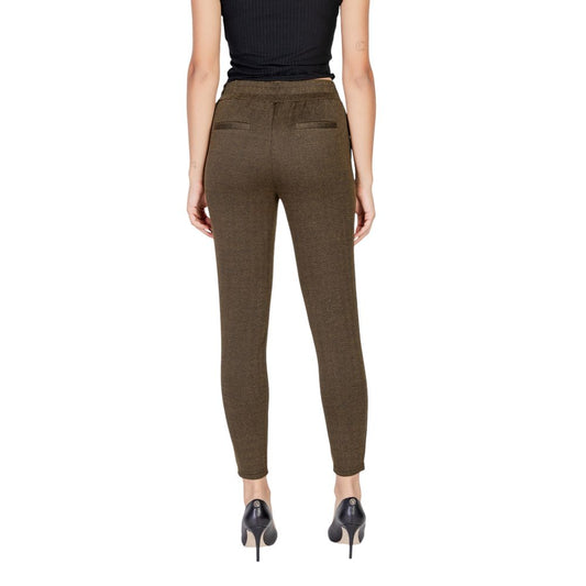 Back view of woman wearing ICHI Green Polyester Skinny Pant, fall/winter collection, women's pants with 73% polyester, 25% viscose, 2% elastane.