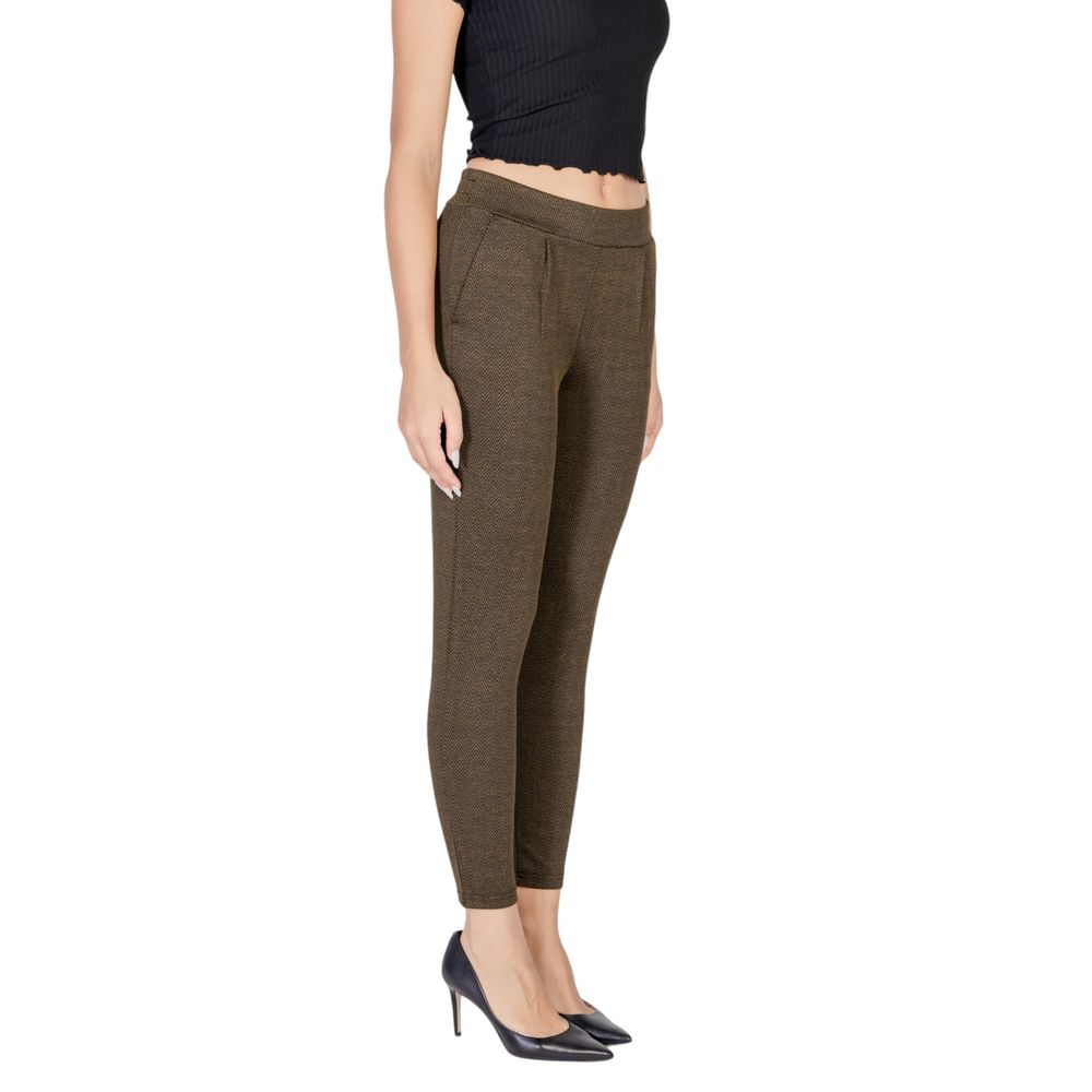 Side view of woman wearing ICHI Green Polyester Skinny Pant from Fall/Winter collection, 73% polyester, 25% viscose, 2% elastane/lycra.