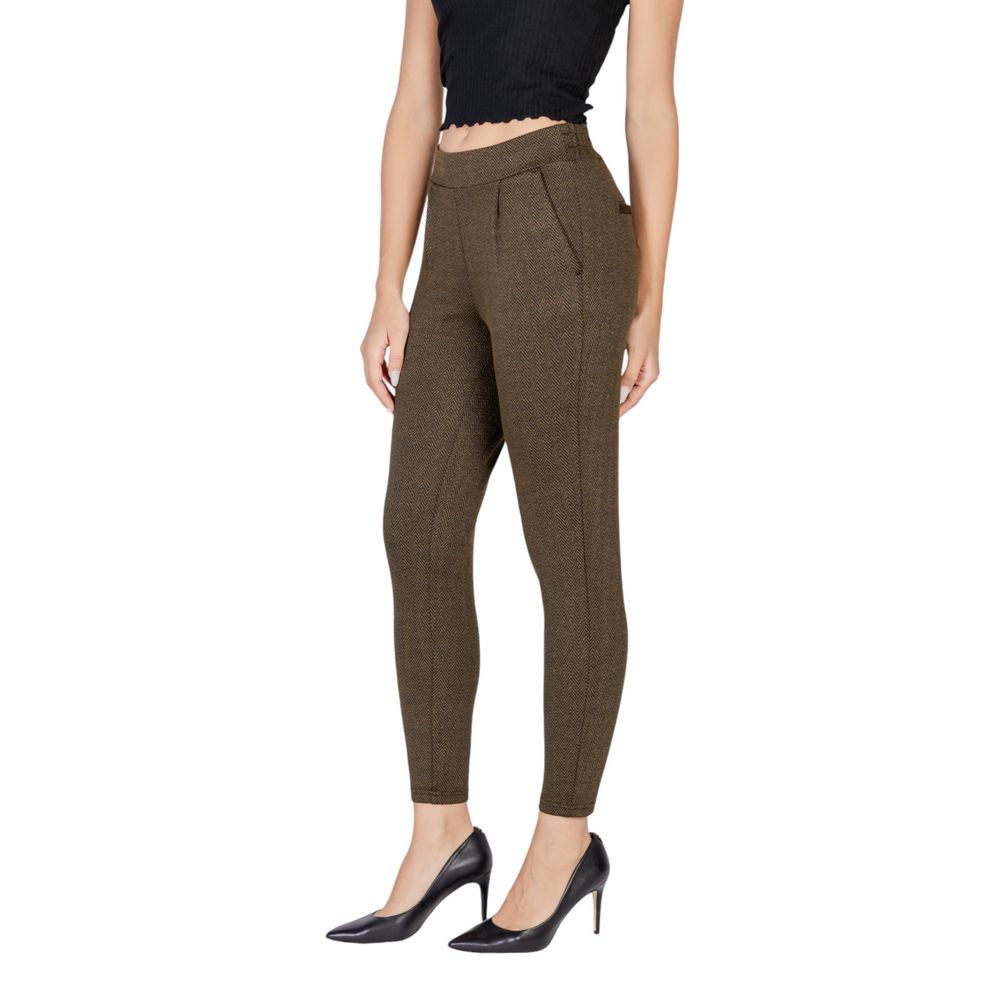 Model wearing ICHI Green Polyester Skinny Pant, women's fall/winter collection, 73% polyester, ideal for stylish comfort.