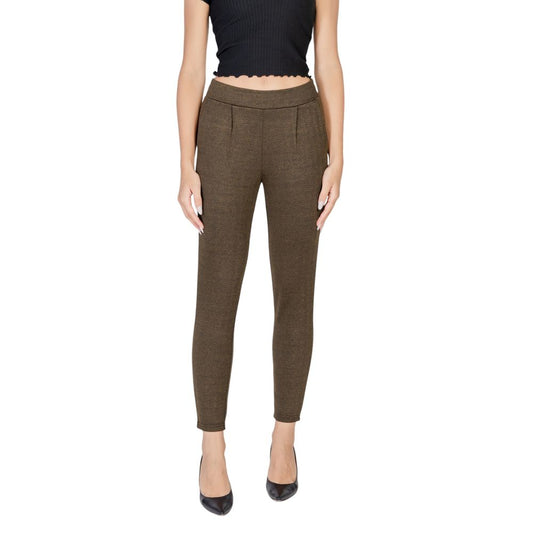 Woman wearing ICHI Green Polyester Skinny Pant from fall/winter collection, composed of polyester, viscose, and elastane.