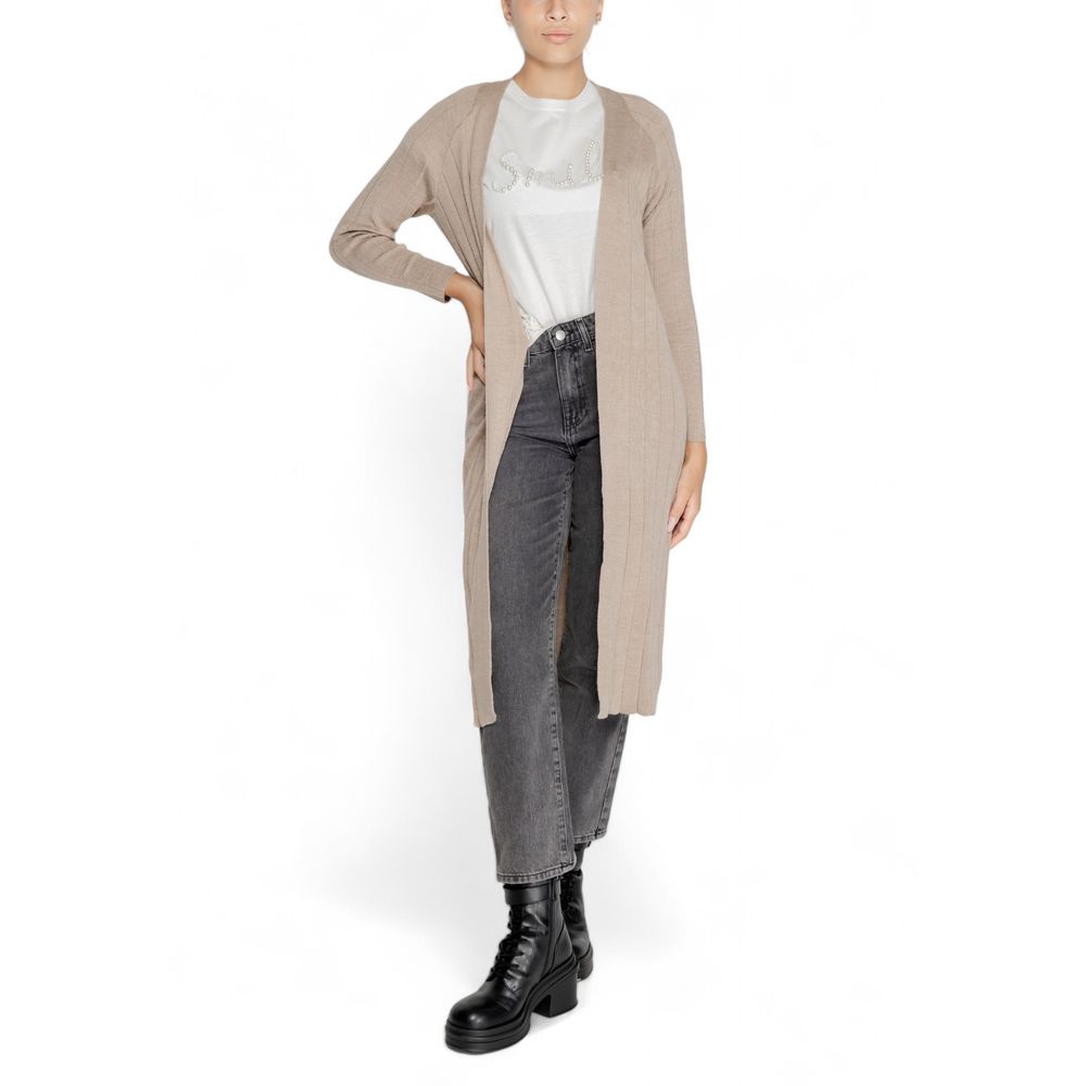 Woman wearing Only Beige Marabou Cardigan, long open design with long sleeves, ideal for layering, styled for autumn and winter fashion.