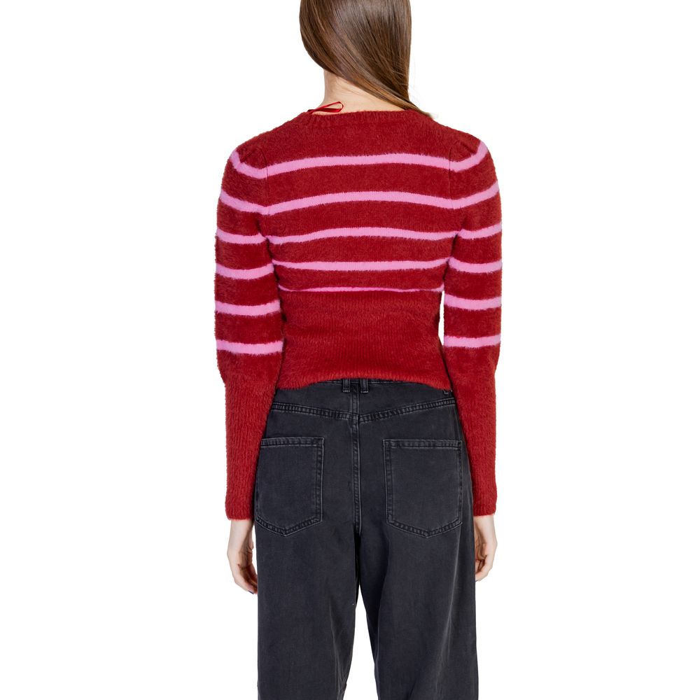 Front view with bag zipped and handles upright.