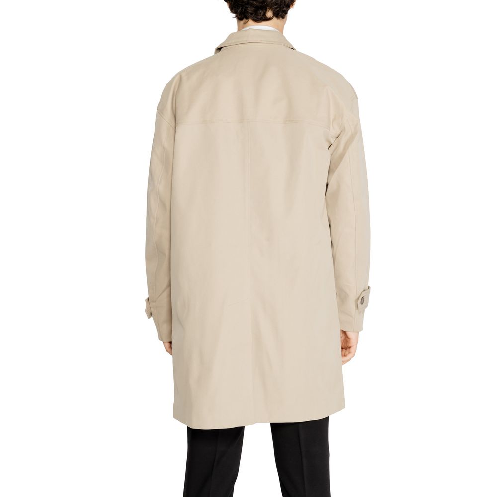 Front view with bag zipped and handles upright.