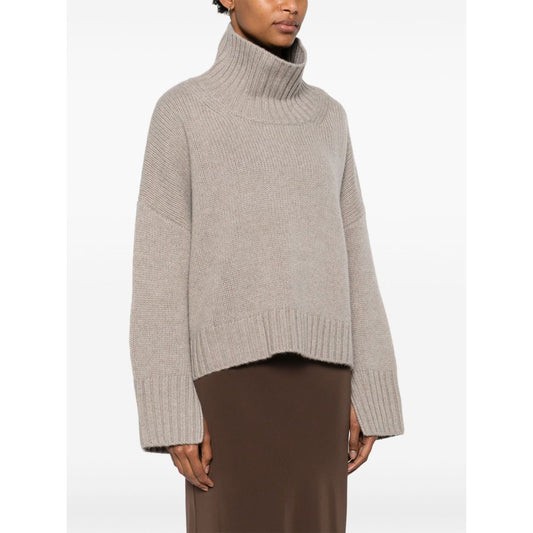 Model wearing SOFT GOAT Sweaters Light Grey cashmere turtleneck with ribbed trim and drop shoulders.