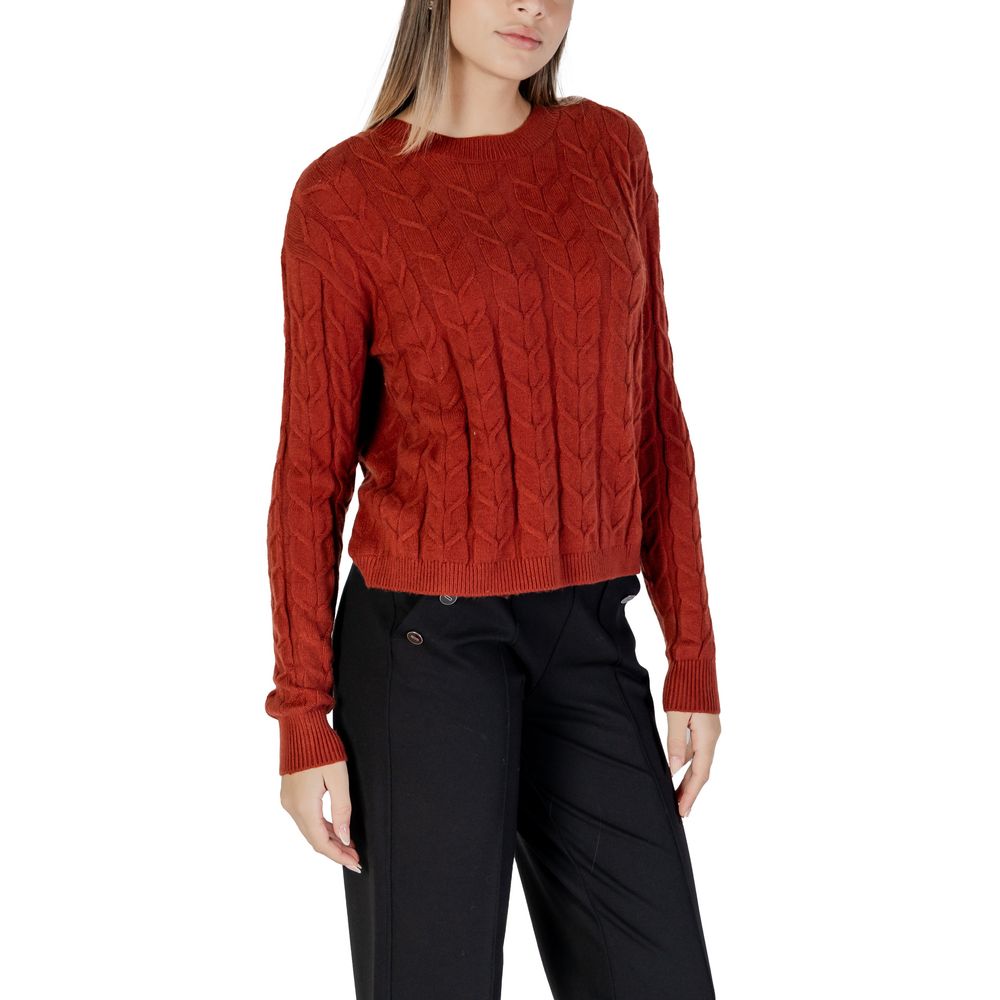 Woman wearing Vero Moda Red Viscose Sweater from Fall/Winter collection, composed of 50% viscose, 28% polyester, and 22% nylon.