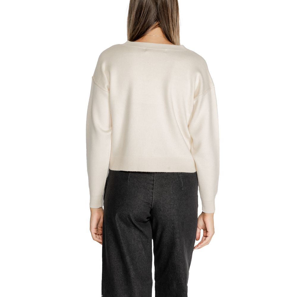 Back view of woman wearing Vero Moda White Viscose Sweater with relaxed fit and long sleeves.