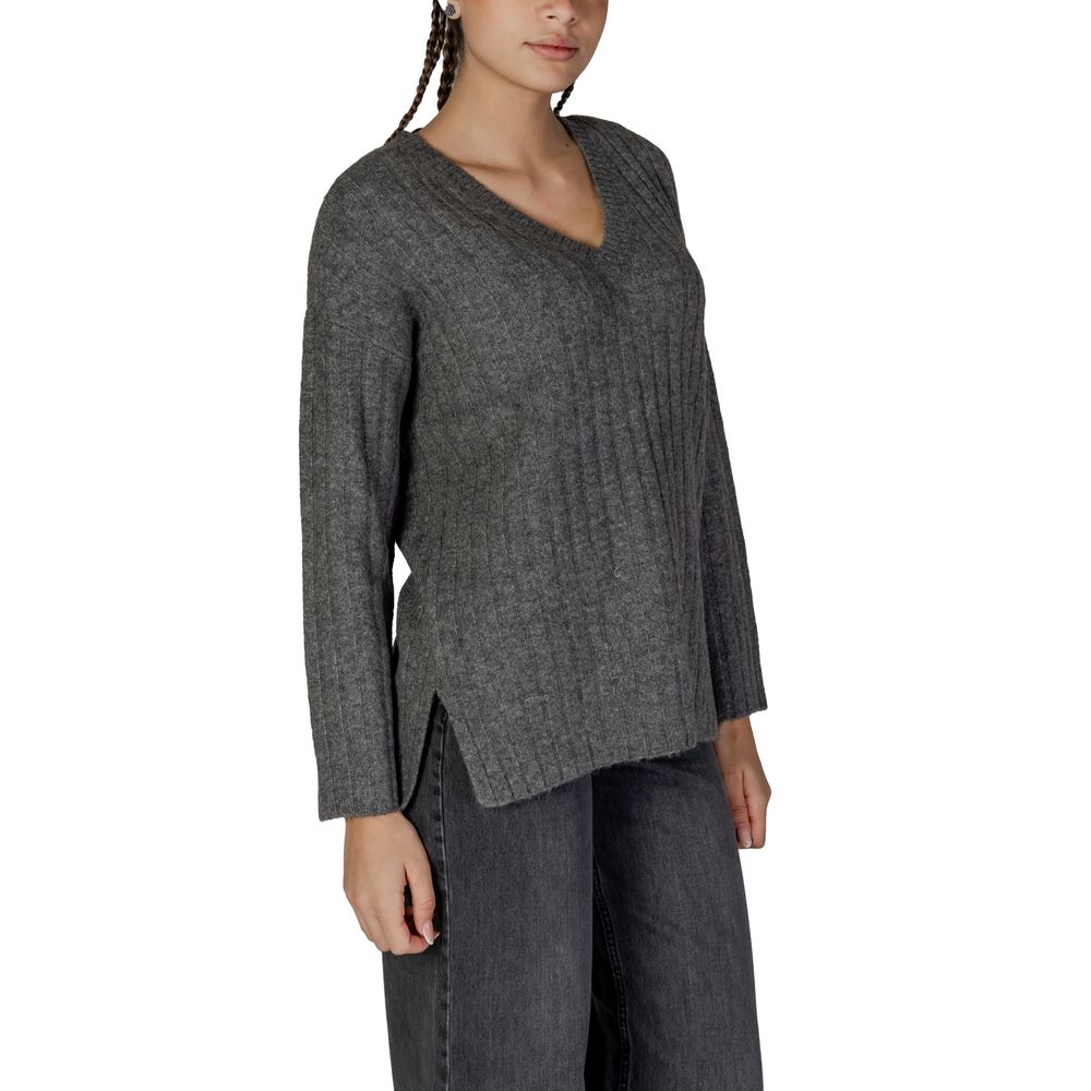 Woman wearing Vila Clothes Gray Marabou Sweater, acrylic blend, Fall/Winter collection, elegant women's sweatshirt with V-neck.